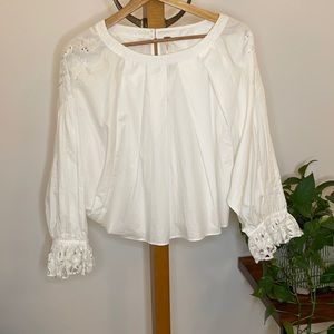 White Free People blouse w/shoulder & cuff details. EUC. XS.